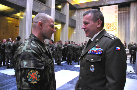 Velitel 4. strážní roty BAF kapitán Marek Jeřábek v rozhovoru s velitelem 4. brigády rychlého nasazení plukovníkem Miroslavem Hlaváčem