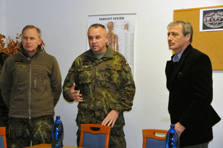 Zleva: zástupce náčelníka GŠ AČR - inspektor AČR generálmajor Jaroslav Kocián, velitel 7.mechanizované brigády plukovník Josef Kopecký a ministr obrany Martin Stropnický