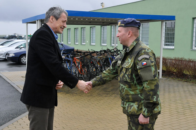 Ministra obrany Martina Stropnického přivítal na základně v Náměšti velitel plukovník gšt. Miroslav Svoboda