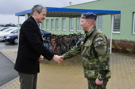 Ministra obrany Martina Stropnického přivítal na základně v Náměšti velitel plukovník gšt. Miroslav Svoboda