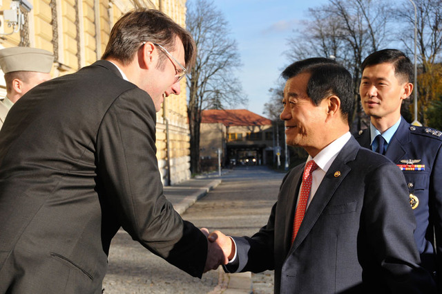 Náměstek pro řízení sekce obranné politiky a strategie Ministerstva obrany Jakub Landovský vítá vedoucího korejské delegace viceministra Hwanga Inmoo 