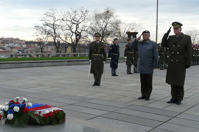 Oficiální přivítání slovenského náčelníka generálního štábu se uskutečnilo na pražském Vítkově, kde oba generálové položili smuteční věnec k památníku