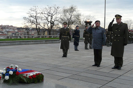 Oficiální přivítání slovenského náčelníka generálního štábu se uskutečnilo na pražském Vítkově, kde oba generálové položili smuteční věnec k památníku