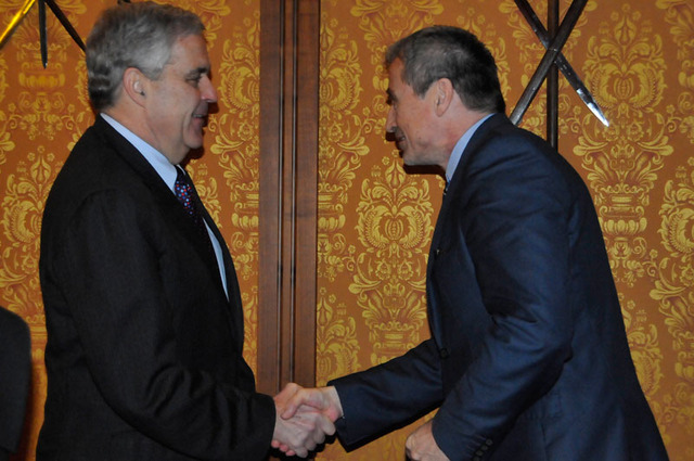 Přivítání amerického velvyslance při NATO Douglase Luteho ministrem obrany Martinem Stropnickým