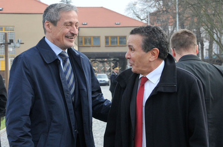 Ministr obrany Martin Stropnický přivítal svého resortního kolegu  - tuniského ministra Farhata Horchaniho v Praze