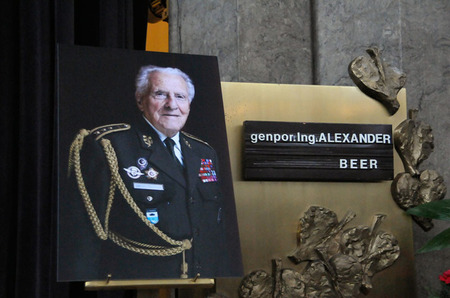 Lidé se rozloučili s generálem Alexanderem Beerem
