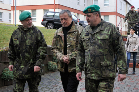 Ministra obrany Martina Stropnického  a prvního zástupce náčelníka GŠ AČR generálporučíka Jiřího Balouna přivítal u dělostřelců v Jincích jejich velitel plukovník gšt. Jan Třináctý (vpravo)
