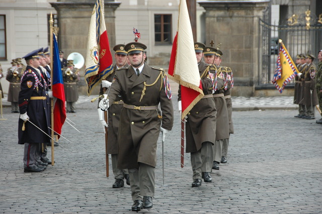 Přinesení historických praporů