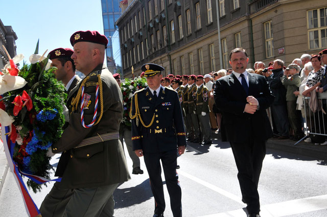 Smuteční věnec prezidenta republiky položili k pamětní desce v Resslově ulici ředitel protokolu Kanceláře prezidenta republiky Jindřich Forejt a náčelník Vojenské kanceláře prezidenta republiky brigádní generál Jan Kaše