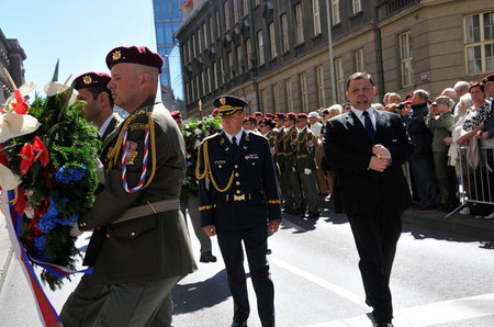 Smuteční věnec prezidenta republiky položili k pamětní desce v Resslově ulici ředitel protokolu Kanceláře prezidenta republiky Jindřich Forejt a náčelník Vojenské kanceláře prezidenta republiky brigádní generál Jan Kaše