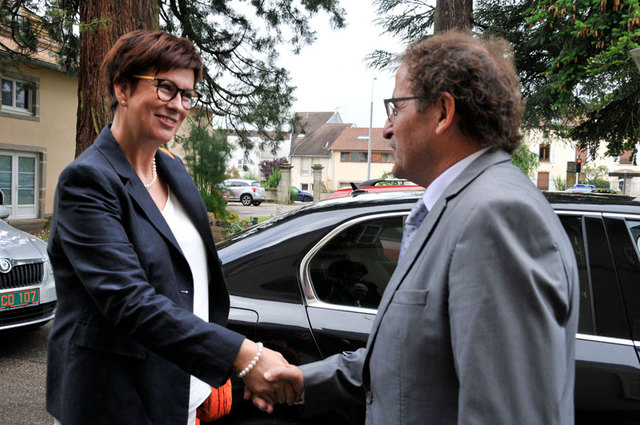 Náměstkyni Alenu Netolickou vítá starosta městečka Darney Yves Desvernes