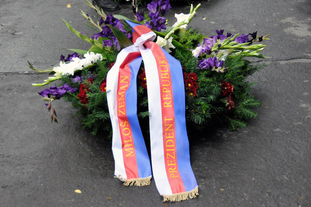 Mezi smutečními věnci byl i tento od prezidenta republiky Miloše Zemana