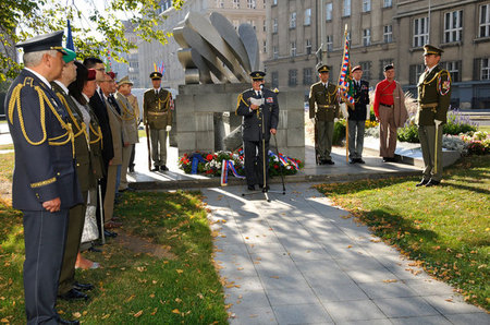 Pietní akt u Pomníku padlých čs. zahraničních letců ve 2. světové válce v pražských Dejvicích