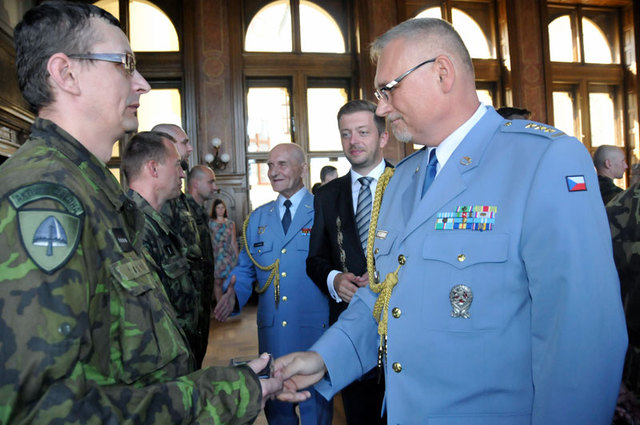 Vyznamenání jim předali plukovník gšt. Jaromír Alan a starosta města Kolín Vít Rakušan