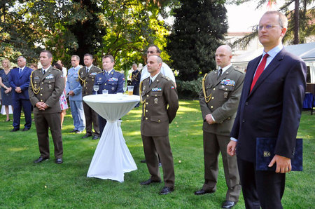 Hosté na zahradě polské ambasády v Praze. V popředí náměstek ministra obrany Daniel Koštoval