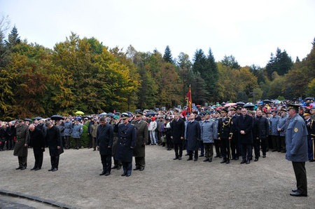 Zde spolu s dalšími delegacemi uctili položením smutečních věnců památku obětí také představitelé českého ministerstva obrany