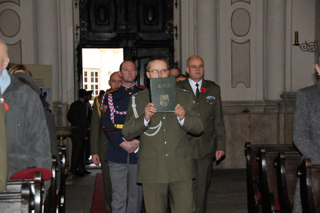 Příchod vojenských kaplanů do kostela sv. Jana Nepomuckého v Praze na Hradčanech