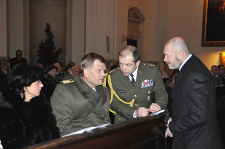 Před zahájením vánočního koncertu se náčelník GŠ AČR armádní generál Josef Bečvář s manželkou  pozdravili s ředitelem odboru pro válečné veterány MO  plk. gšt. Eduardem Stehlíkem a ředitelem VOLAREZA Praha Václavem Studeným