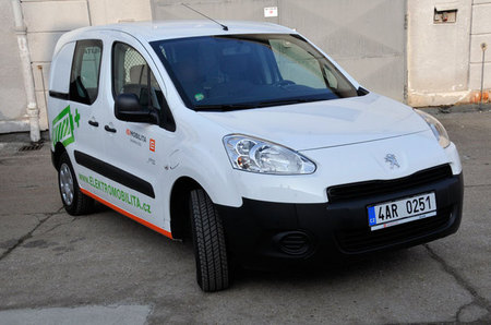 Peugeot partner electric, který budou následující čtyři měsíce testovat řidiči Ministerstva obrany ČR