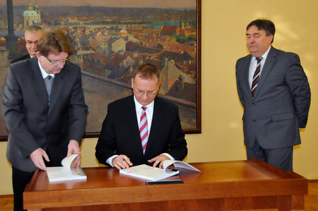 Náměstek Koštoval při podpisu smlouvy