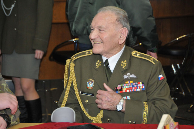 31. ledna 2012 přivítali generála Jaroslava Klemeše u výsadkářů v Chrudimi