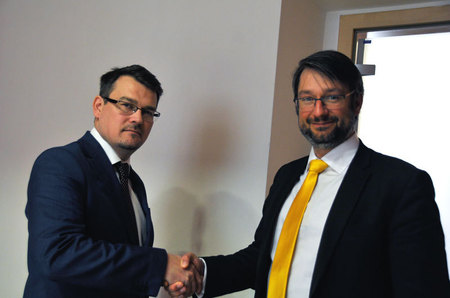 Vedoucí delegací náměstek Jakub Landovský a slovenský host - státní tajemník MO SR Róbert Ondrejcsák - ve Vojenském klubu Domu armády Praha