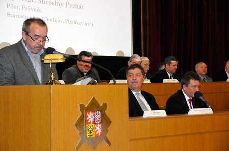 O anabázi soudních sporů vedených k navrácení stavu nezdaněných výsluhových příspěvků informoval přítomné v hlavním sále Miroslav Pechát