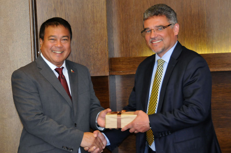 Náměstek Tomáš Kuchta přijímá upomínkový dar od představitele filipínské delegace