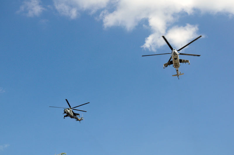 Smuteční obřad byl zahájen dvojím průletem dvou bojových vrtulníků vzdušných sil AČR