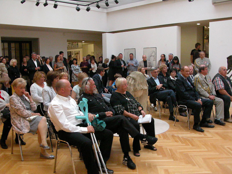 Zahájení výstavy v Topičově salónu v Praze, která se koná pod záštitou dvou prezidentů, se zúčastnila řada hostů