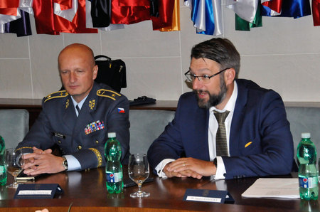 Jednání se zúčastnil spolu s náměstkem Jakubem Landovským také přidělenec obrany ČR ve Švédsku generál Libor Štefánik