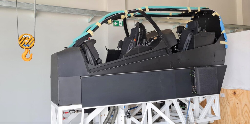 V simulačním centru H-1 státního podniku LOM PRAHA se uvádí do provozu trenažér na bitevní vrtulník AH-1Z Viper 