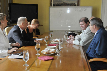 Před zahájením jednáni v pracovně ministra obrany
