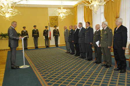 Morálnímu kreditu důstojníka zůstali věrni