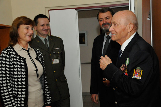 S veteránem se pozdravili také náměstkyně ředitele ÚVN Lenka Gutová, personální ředitel ÚVN pplk. Zdeněk Brabec a zástupce ředitelky odboru pro válečné veterány MO Milan Bachan