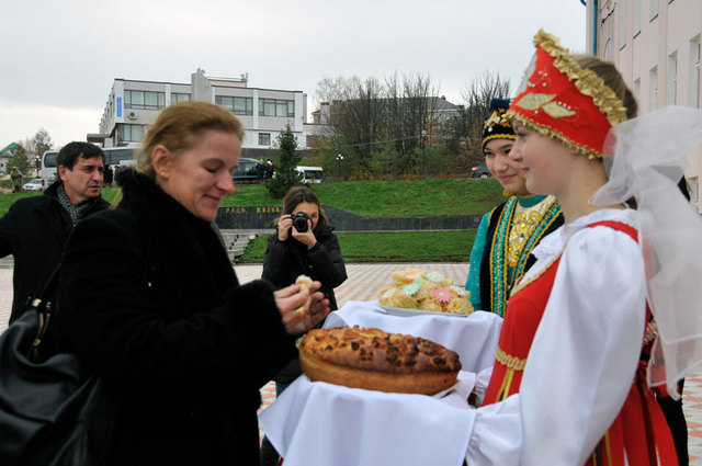 Obdobného vřelého přijetí se dostalo české delegaci vedené náměstkyní ministra obrany Lenkou Ptáčkovou Melicharovou také ve správním centru oblasti Verchnij Uslon