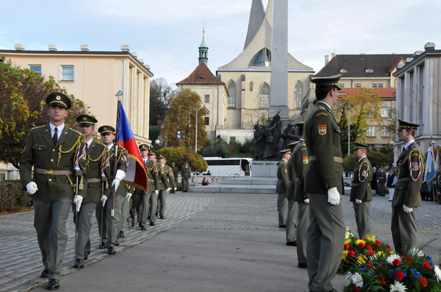 Slavnostní ráz pietním shromážděním dodávali příslušníci Čestné stráže AČR - pražské náměstí Pod Emauzy