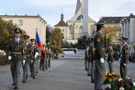 Slavnostní ráz pietním shromážděním dodávali příslušníci Čestné stráže AČR - pražské náměstí Pod Emauzy
