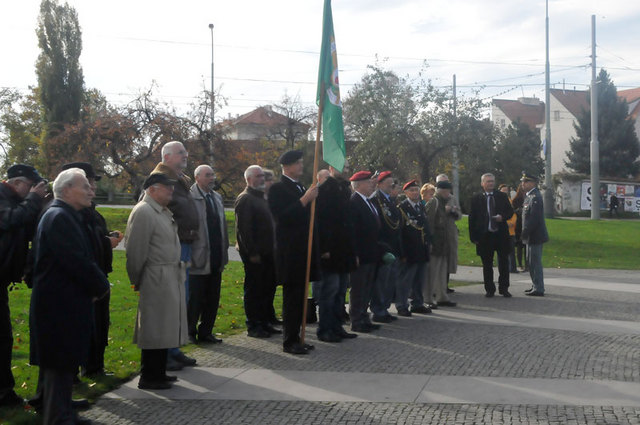 Hosté pietního setkání na pražském Klárově před zahájením vzpomínky na 120. výročí narození Karla Janouška