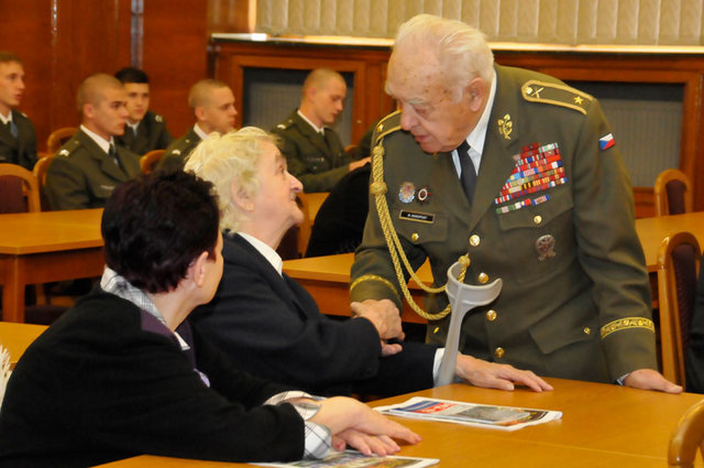 Generál Miloslav Masopust, účastník Karpatsko-dukelské operace, se zdraví se svými spolubojovníky a spolubojovnicemi