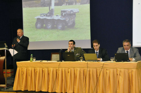 Seminář zahájel Miroslav Švejda ze SOPS MO, v pracovním předsednictvu jsou dále podplukovník Jan Mazal z Univerzity obrany v Brně, Michal Reinštein a profesor Václav Hlaváč z ČVUT v Praze