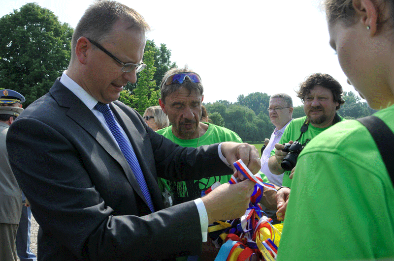 Na štafetový kolík upevnil stuhu ministra obrany náměstek ministra Daniel Koštoval