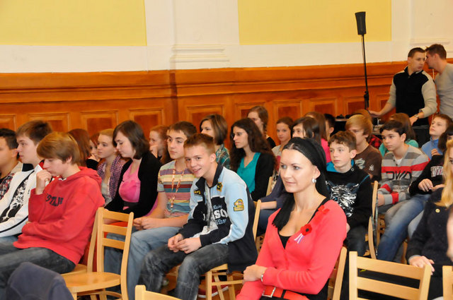 Účastníky tiskové konference nebyli jen hosté a novináři,  ale i žáci a žákyně základní školy