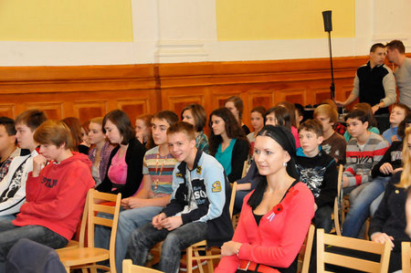 Účastníky tiskové konference nebyli jen hosté a novináři,  ale i žáci a žákyně základní školy