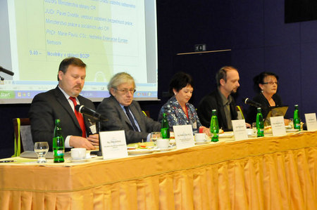 Pracovní předsednictvo semináře v Kongresovém sále Domu armády Praha