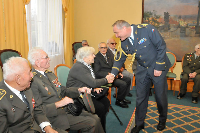 S veterány se pozdravil zástupce náčelníka Generálního štábu AČR generálmajor Bohuslav Dvořák