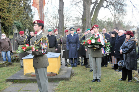 Ze zahájení pietní vzpomínky na armádního generála Tomáše Sedláčka - poctu svému čestnému příslušníku vzdali také vojáci Čestné stráže AČR