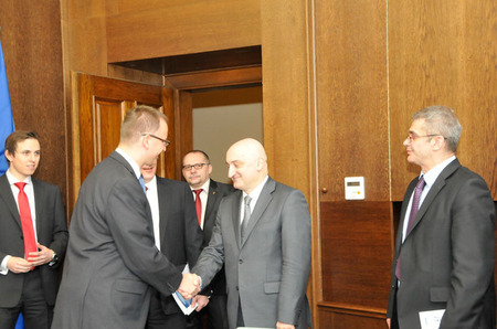 První náměstek ministzra obrany Daniel Koštoval vítá na Ministerstvu obrany ČR náměstka ministra Gruzie pro Evropské a EU záležitosti Davida Dondua