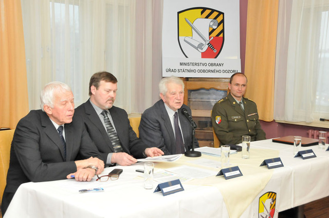V čestném předsednictvu zasedli  - zleva: generál Pavel Krajčovič, ředitel Radek Tolar, plukovník Silver Bystrický a plukovník Karel Blecha