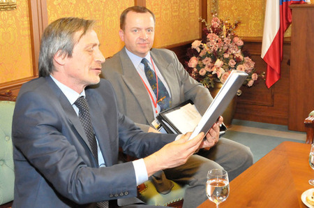 Ministr obrany Martin Stropnický si prohlíží knihu o 311. peruti R.A.F., ve které bojovali také českoslovenští zahraniční vojáci